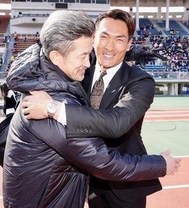福島対藤枝　試合前、あいさつし抱き合う福島カズ(左)と藤枝槙野監督(撮影･江口和貴)