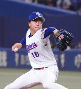 中日対ロッテ　4回表、力投する中日先発の桜井(撮影･森本幸一)