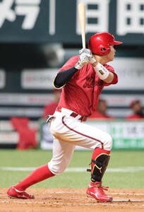ソフトバンク対広島　5回表広島1死、平川は左前打を放つ(撮影･梅根麻紀)