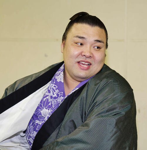 支度部屋で笑顔を見せる霧島