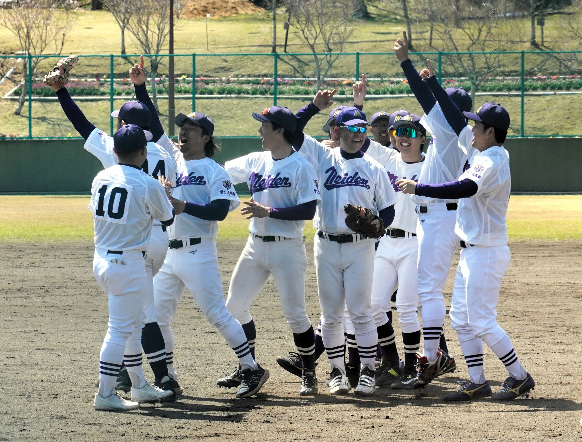 マスターズ甲子園愛知大会で初優勝し、喜ぶ愛工大名電OB=2026年3月21日、愛知県田原市、辻健治撮影