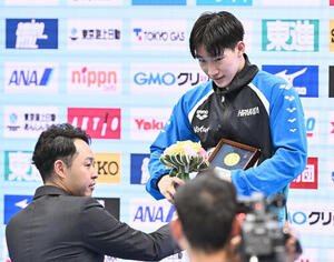 男子200メートル平泳ぎで優勝を決め北島氏(左)から表彰される大橋(撮影･滝沢徹郎)