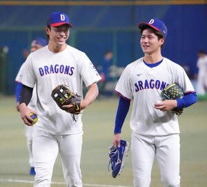 中日対ロッテ　試合前練習を終えベンチへ戻る高橋宏(左)と金丸(撮影･森本幸一)