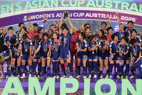 優勝しトロフィーを掲げるなでしこイレブン(AP)