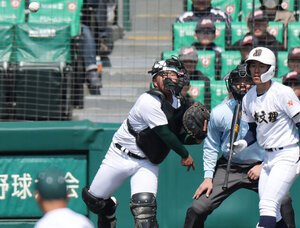 日本文理―高知農　二回表日本文理無死一、三塁、打者神田のとき、一塁走者臼木の二盗を阻止する捕手山本