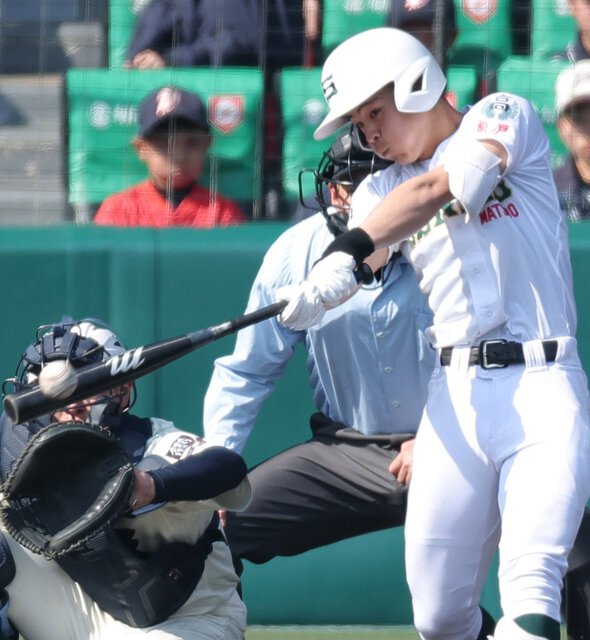 専大松戸―北照　四回表専大松戸1死一、二塁、長谷川は先制の適時打を放つ