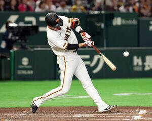 巨人対楽天　6回裏巨人無死一塁、坂本勇は左越え2点本塁打を放つ(撮影･浅見桂子)