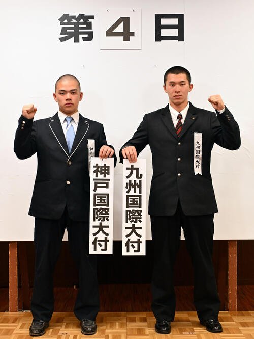 健闘を誓う神戸国際大付の井本康太主将(左)と九州国際大付の城野慶太主将(代表撮影)