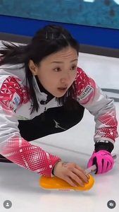 カナダ戦でプレーする藤沢五月(WORLD CURLINGのインスタグラムから)