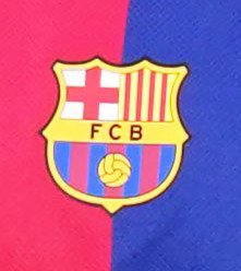 バルセロナのクラブエンブレム(2024年撮影)