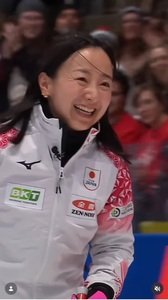 “くるくるショット”で笑顔の藤沢五月(WORLD CURLINGのインスタグラムから)