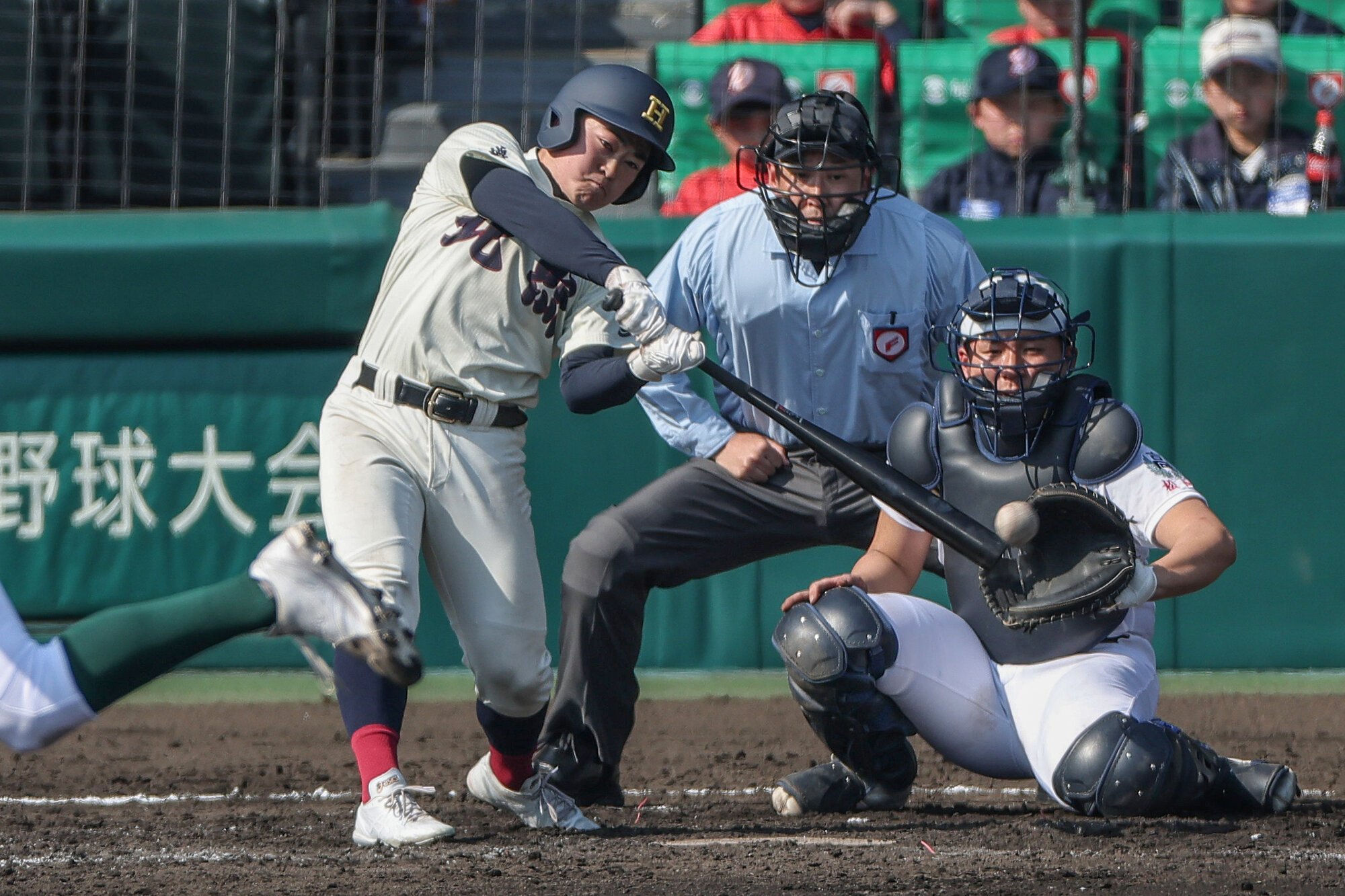 専大松戸―北照　四回裏北照2死、畠山は安打を放つ=上山淳一撮影