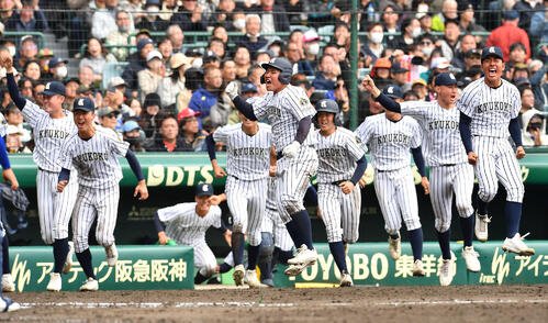 神戸国際大付対九州国際大付　11回裏九州国際大付2死一、三塁、吉田のサヨナラ2点適時二塁打で逆転勝利し、歓喜する九州国際大付ナイン(撮影･岩下翔太)