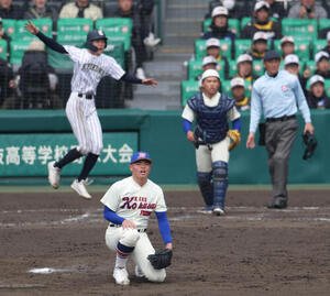 神戸国際大付対九州国際大付　タイブレーク11回裏九州国際大付2死一、三塁、投手豊岡(手前)は吉田に逆転サヨナラ左越え2点適時二塁打を浴び落胆する(撮影･上山淳一)