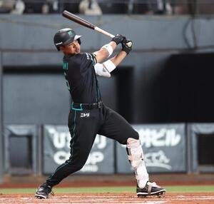 日本ハム対ヤクルト　2回裏日本ハム無死、中前打を放つ万波(撮影･黒川智章)