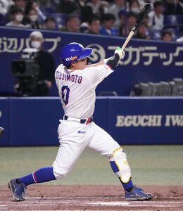 中日対ロッテ　2回裏中日2死三塁、左越え2点本塁打を放つ辻本(撮影･森本幸一)