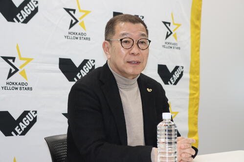 北海道YSのホーム埼玉戦に来場し、取材に対応するSVリーグ大河チェアマン(撮影･保坂果那)