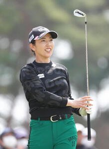 8番、ティーショットを放ち笑顔を見せる笠(撮影･足立雅史)