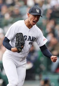 大垣日大対近江　6回裏のピンチをしのぎ、ガッツポーズでベンチへ戻る大垣日大･竹岡(撮影･前田充)