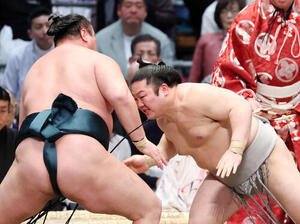 北の若(左)を攻める朝翠龍(撮影･鈴木正人)　