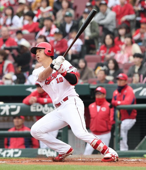 広島対ソフトバンク　1回裏広島2死一塁、佐々木は左越えに先制となる2点本塁打を放つ