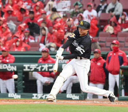 広島対ソフトバンク　8回表ソフトバンク1死二塁、笹川は中前に同点適時打を放つ(撮影･梅根麻紀)