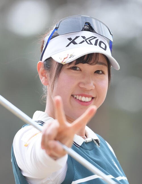 笑顔でピースする菅沼(撮影･足立雅史)