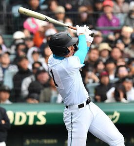 山梨学院対長崎日大　1回表山梨学院1死、菰田は先制の左越え本塁打を放つ(撮影･岩下翔太)