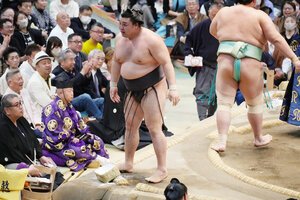 琴桜(右)に押し出しで敗れた霧島=小林一茂撮影