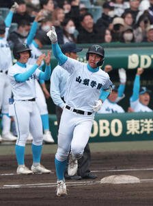 山梨学院対長崎日大　1回表山梨学院1死、菰田は先制の左越え本塁打を放ちダイヤモンドを1周する(撮影･上山淳一)