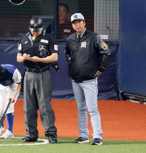 オリックス対阪神　8回表を終え選手交代を告げる阪神藤川監督(撮影･加藤哉)