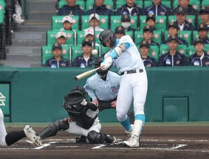 山梨学院対長崎日大　1回表山梨学院1死、菰田は先制の左越え本塁打を放つ(撮影･上山淳一)