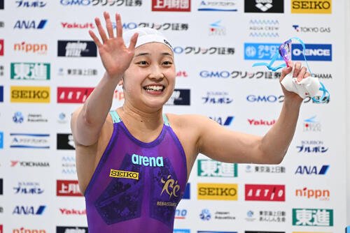 女子400メートル個人メドレーで優勝した成田はスタンド席に手を振る(撮影･滝沢徹郎)