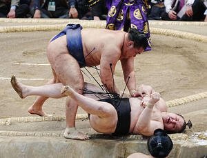 安青錦(下)は掛け投げで豊昇龍に敗れ来場所の角番が決まった(撮影･小沢裕)
