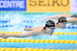 男子400メートル個人メドレー予選で力泳する松下(手前)(撮影･滝沢徹郎)