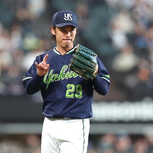 日本ハム対ヤクルト　5回裏日本ハム1死一塁、清宮幸を一ゴロに抑える小川(撮影･黒川智章)