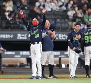 日本ハム対ヤクルト　試合後、スタンドに向かって手を振る池山監督(撮影･黒川智章)