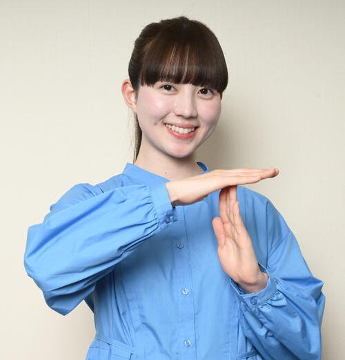 ｢Tリーグ｣ポーズでプレーオフをPRする応援アンバサダーの菊池日菜(撮影･千葉一成)