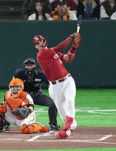 巨人対楽天　1回表楽天1死一、三塁、適時二塁打を放つマッカスカー(撮影･増田悦実)