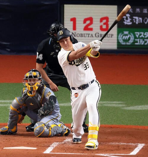 オリックス対阪神　2回裏オリックス1死、杉本は左越え二塁打を放つ(撮影･加藤哉)