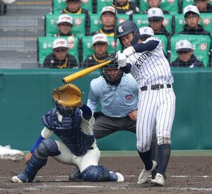 神戸国際大付対九州国際大付　タイブレーク11回裏九州国際大付2死一、三塁、吉田は逆転サヨナラ左越え2点適時二塁打を放つ(撮影･上山淳一)