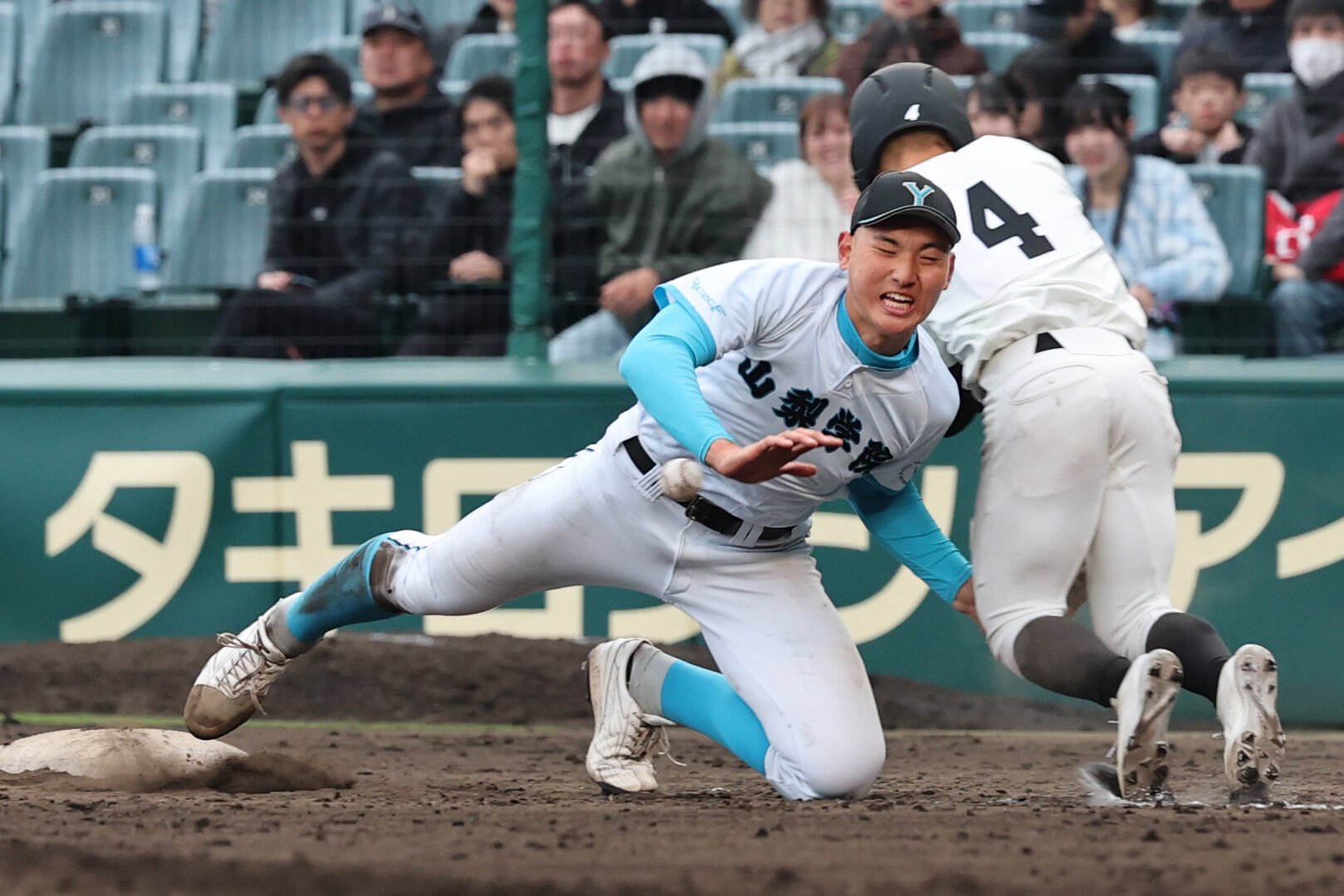 山梨学院―長崎日大　五回裏長崎日大2死一塁、平野は三ゴロを放ち、三塁手藤田の送球がそれ、一塁手菰田と接触する=上田潤撮影