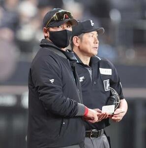 日本ハム対ヤクルト　選手交代を告げる新庄監督(撮影･黒川智章)