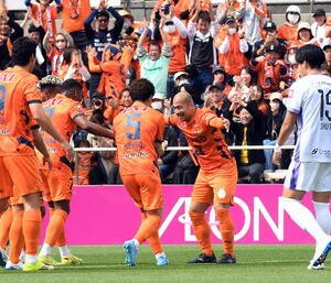 清水対広島　前半19分、先制点を決め笑顔を見せる清水吉田(中央右)