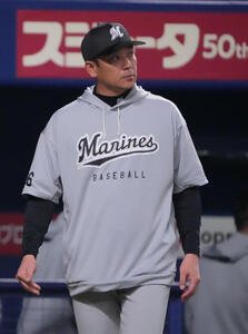 中日対ロッテ　5回表終了、選手交代を告げるサブロー監督(撮影･森本幸一)