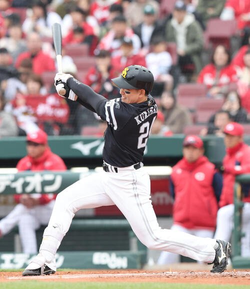 広島対ソフトバンク　2回表ソフトバンク2死二塁、栗原は同点となる中前適時打を放つ(撮影･梅根麻紀)