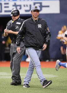 オリックス対阪神　7回表阪神攻撃終了、交代を告げる阪神藤川監督(撮影･宮崎幸一)