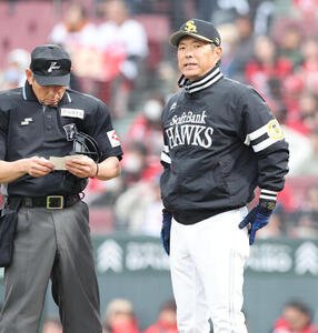 広島対ソフトバンク　審判に選手交代を告げる小久保監督(撮影･梅根麻紀)