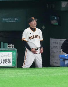巨人対楽天　戦況を見守る巨人阿部監督(撮影･増田悦実)