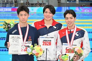 男子400メートル個人メドレーで優勝し記念撮影する松下(中央)。左は2位の小島と3位の西川(撮影･滝沢徹郎)